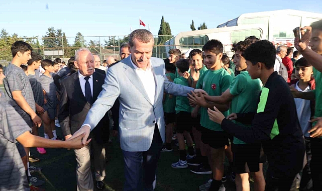 Zeytinburnu’ndaki Amatör Futbol Kulüplerine nakit desteği devam ediyor