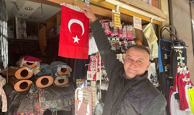 10 Kasım’da dükkanlar Türk bayraklarıyla donatıldı