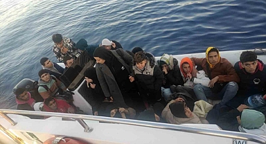 12’si çocuk 22 düzensiz göçmen ve 2 göçmen kaçakçısı yakalandı