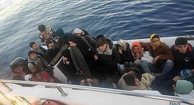 12’si çocuk 22 düzensiz göçmen ve 2 göçmen kaçakçısı yakalandı