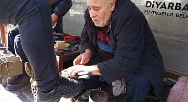 62 yaşında ayakkabı boyacılığı yapıyor