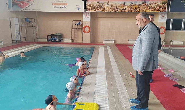 Afyonkarahisar’da ‘Yüzme Bilmeyen Kalmasın’ projesi devam ediyor