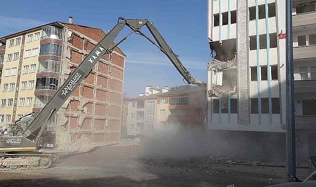 Ağır hasarlı binaların yıkımı hız kesmeden devam ediyor