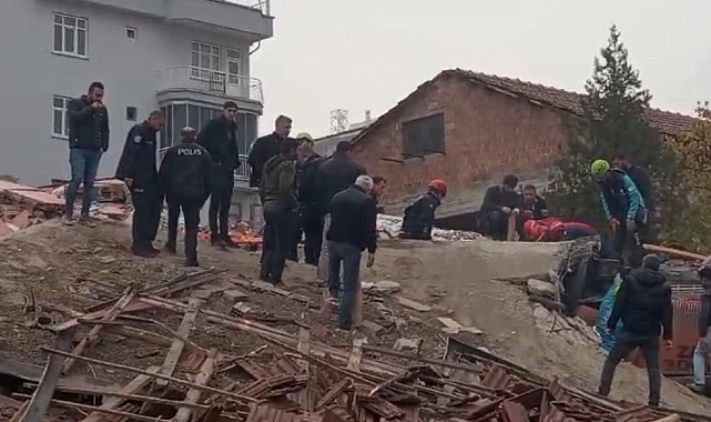 Ağır hasarlı bir binanın yıkım sırasında göçük meydana geldi, kepçe operatörü enkaz altında kaldı