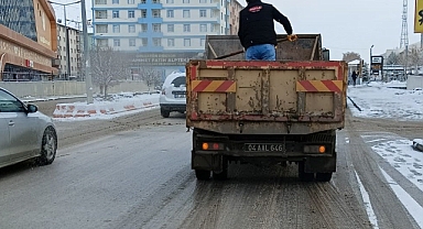 Ağrı Belediyesi, buzla kaplanan yolarda tuzlama çalışması başlattı
