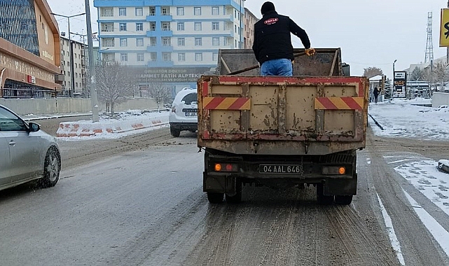 Ağrı Belediyesi, buzla kaplanan yolarda tuzlama çalışması başlattı