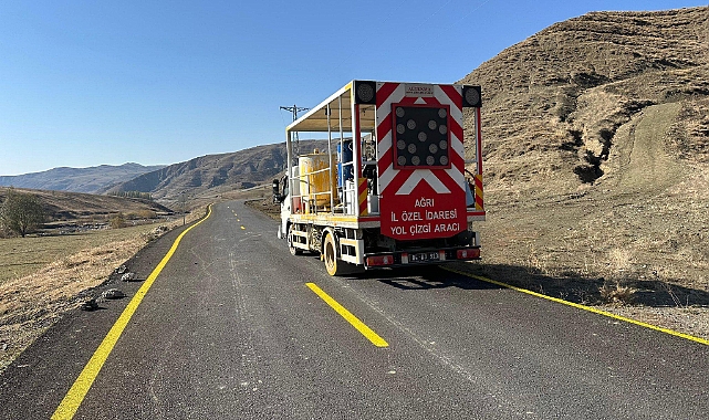Ağrı'da Çatalipaşa köy yolunda güvenli sürüş için yol çizgileri yenilendi