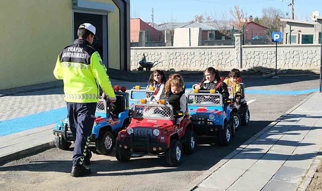 Ağrı’da çocuklar trafik kurallarını eğlenerek öğreniyor