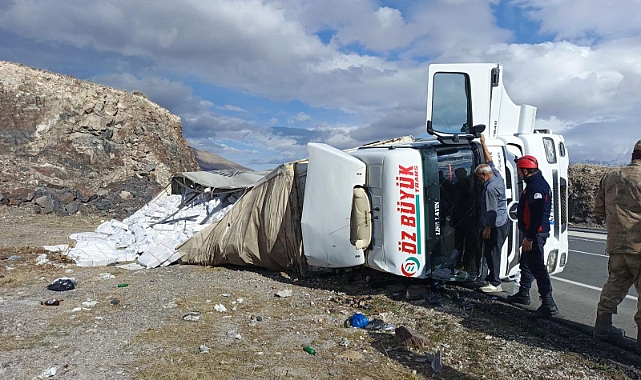 Ağrı’da kontrolden çıkan iplik yüklü tır devrildi