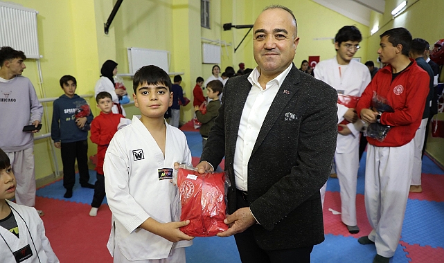 Ağrı’da sporculara malzeme desteği