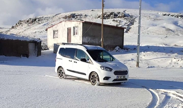 Ağrı’daki çobanlar, hayvanlarıyla kar yağışına yakalandı