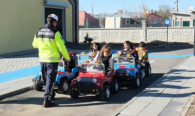Ağrı Emniyet Müdürlüğü’nden miniklere eğlenceli trafik dersi