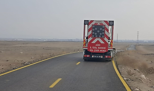 Ağrı'nın köy yollarında yol çizgi çalışmaları devam ediyor