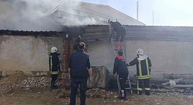 Akaryakıt istasyonunun bitişiğindeki depoda yangın çıktı