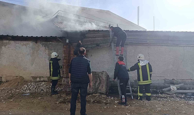 Akaryakıt istasyonunun bitişiğindeki depoda yangın çıktı
