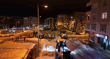 Akdağmadeni’nde yoğun kar mesaisi devam ediyor