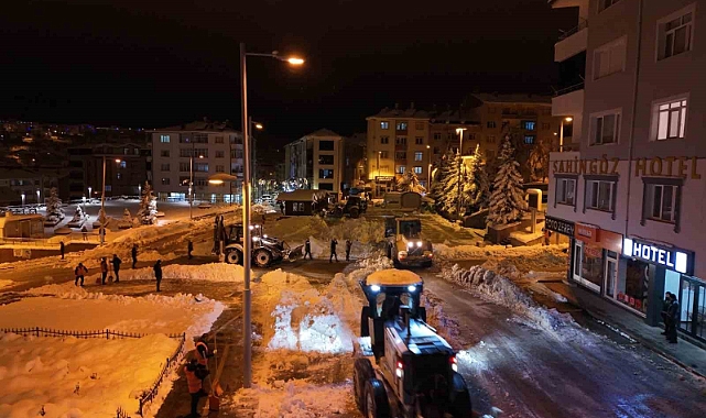 Akdağmadeni’nde yoğun kar mesaisi devam ediyor