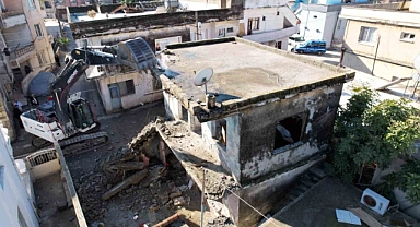 Akdeniz’de metruk binaların yıkımı sürüyor