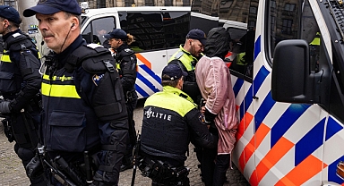 Amsterdam'da İsrailli taraftarlar ile Filistin destekçileri arasında olay çıktı