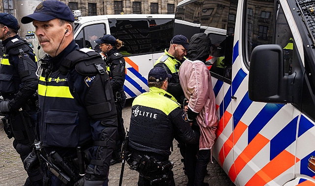 Amsterdam'da İsrailli taraftarlar ile Filistin destekçileri arasında olay çıktı