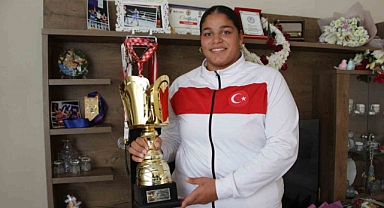 Antrenörsüz, parasız ve sponsorsuz dünya şampiyonluğuna ulaştı