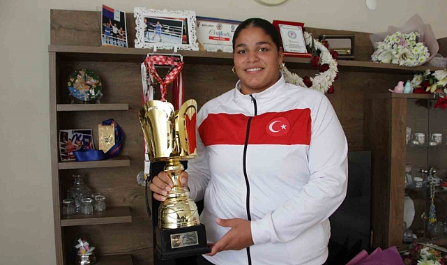 Antrenörsüz, parasız ve sponsorsuz dünya şampiyonluğuna ulaştı