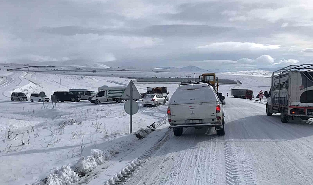 Ardahan'da buzlanma yüzünden kayan tır yolu trafiğe kapattı