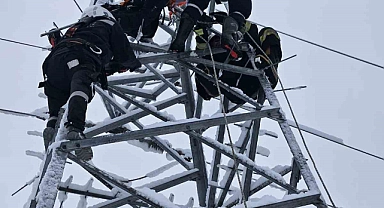 Arıza gidermek için çıktığı elektrik direğinde akıma kapıldı