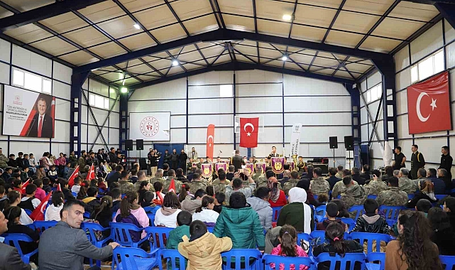 Askeri Bando Hakkari'de unutulmaz bir konser verdi