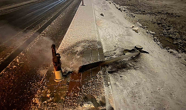Aydınlatma direği elektrik kaçağı yüzünden yandı