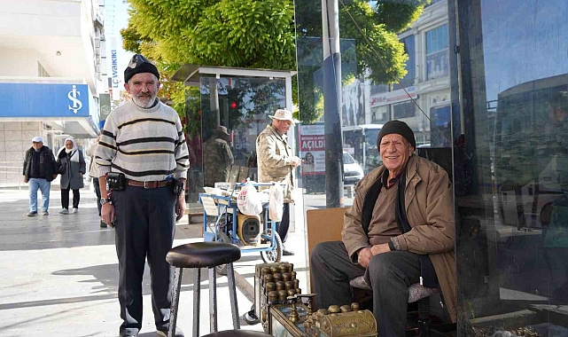 Aynı sokakta 68 yıldır ayakkabı boyayarak geçiniyor
