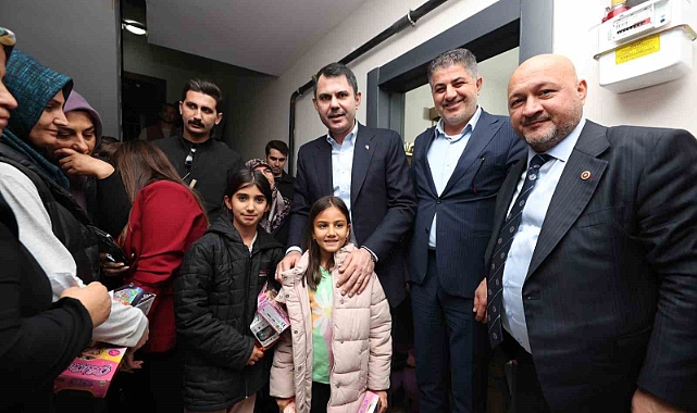 Bakan Kurum, depremde evi yıkılan başöğretmenin yeni evine misafir oldu