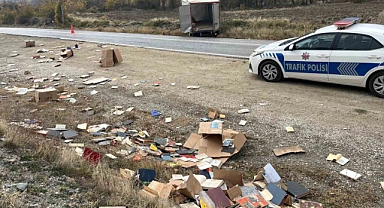 Bakanlığa ait kamyon kaza yaptı, kitaplar etrafa saçıldı: 1 yaralı