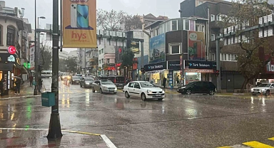 Bandırma’da sağanak yağış hayatı felç etti