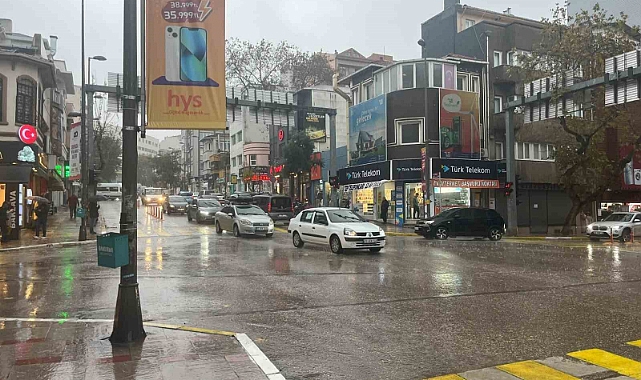 Bandırma’da sağanak yağış hayatı felç etti