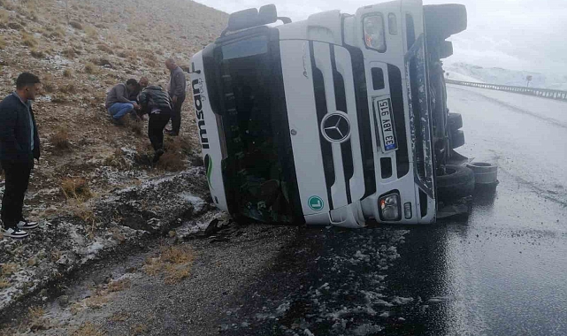 Başkale yolunda tır devrildi: 1 yaralı