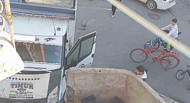 Batman’da hafif ticari araçla çarpışıp kontrolden çıkan kamyonet bahçe duvarına çarptı: 2 yaralı