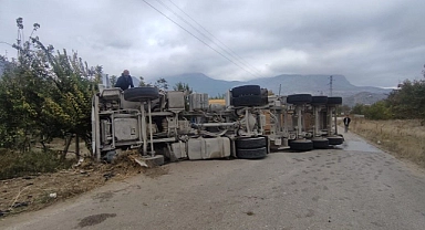 Bilecik’te virajı alamayan kamyon devrilirken, sürücüsü yaralandı