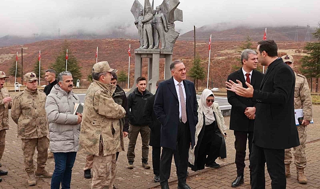 Bingöl Valisi Ahmet Hamdi Usta, 33 er şehitler anıtında incelemelerde bulundu