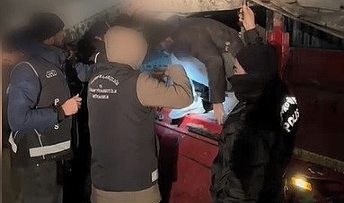 Bitlis’te tır dorsesinde 24 kaçak göçmen yakalandı