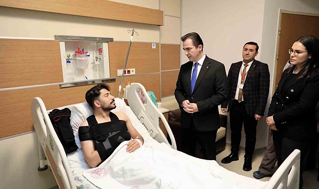 Bitlis Valisi Ahmet Karakaya yaralı sağlık çalışanları ve vatandaşları ziyaret etti