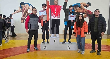 Bitlis'in Tatvan ilçesinde okullar arası güreş müsabakaları yapıldı