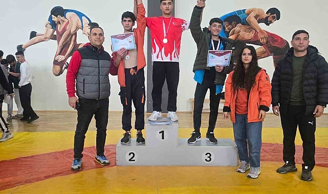 Bitlis'in Tatvan ilçesinde okullar arası güreş müsabakaları yapıldı