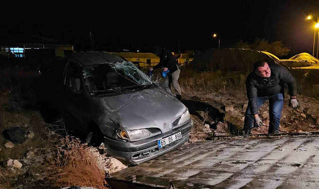 Bitlis'te buzlanan yolda otomobil takla attı: 3 yaralı