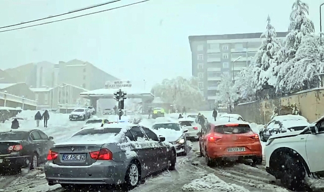 Bitlis'te kar trafiği aksattı, küçük çaplı kazalar meydana geldi
