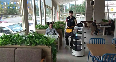 Bu kafede servislere robot yardımcı oluyor