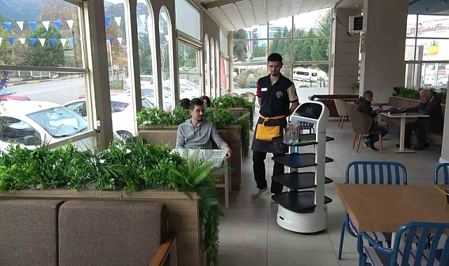 Bu kafede servislere robot yardımcı oluyor