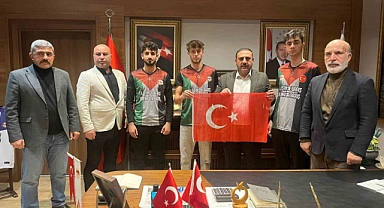 Bu takımın formasında Filistin bayrağı var