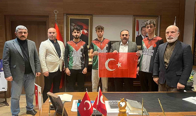 Bu takımın formasında Filistin bayrağı var