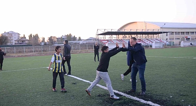 Bulanık Kaymakamı Koşansu, çocuklarla futbol oynadı